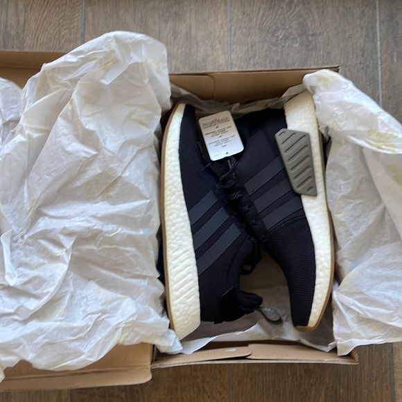 Adidas NMD R2 - Picture 1 of 4